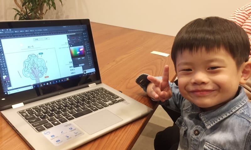 パソコン大好き 5歳の可愛いモニターさん デザイン プログラミング教室 勝川 名古屋デジキッズ